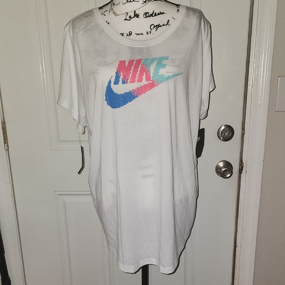 New Plus Size Nike White Tee with Vibrant Pixel Multicolored Logo Size 2X - Picture 1 of 7